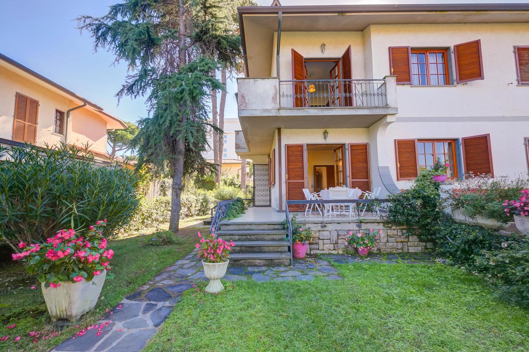 Casa Maddalena Al Mare 600M From Sea - Happy Rentals Марина ди Пиетрасанта Екстериор снимка